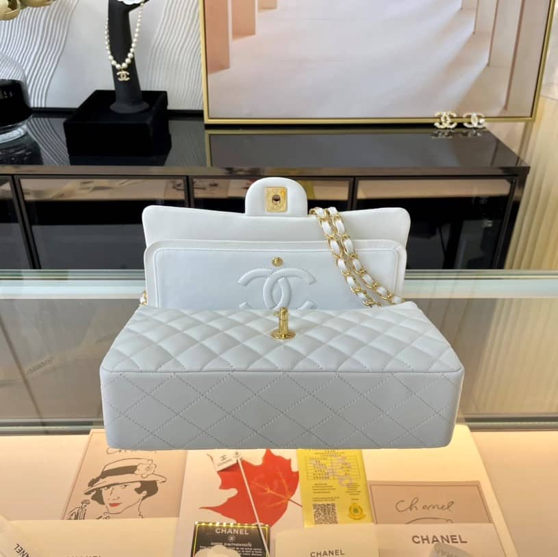 GIFT SET: CHANEL CLASSIC MEDIUM HANDBAG WHITE & EARRINGS WITH CC LOGO - Image 4