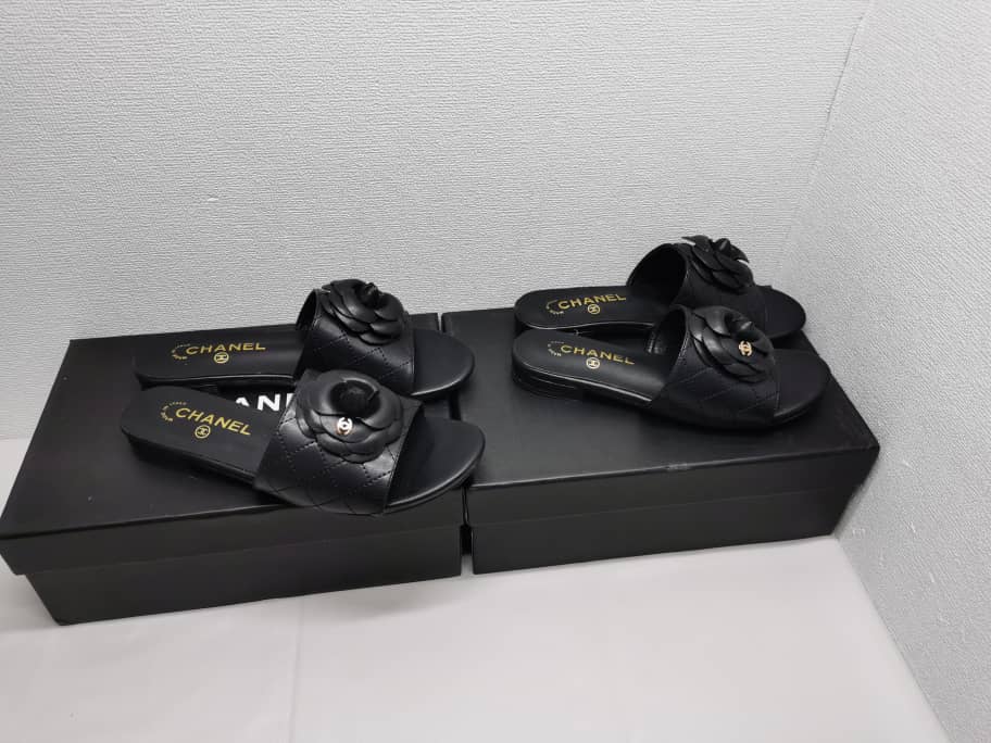 GIFT SET: CHANEL BOLSA GRAND TOTE BLACK & CAMELLIA LEATHER SLIDES BLACK - Image 6