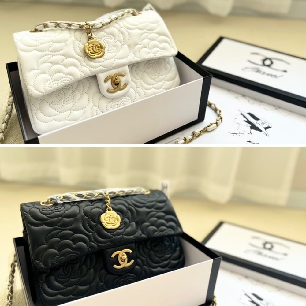 GIFT SET: CHANEL FLAP BAG CAMELLIA FLOWER WHITE & FOUR LEAF CLOVER HEART EARRINGS - Image 3