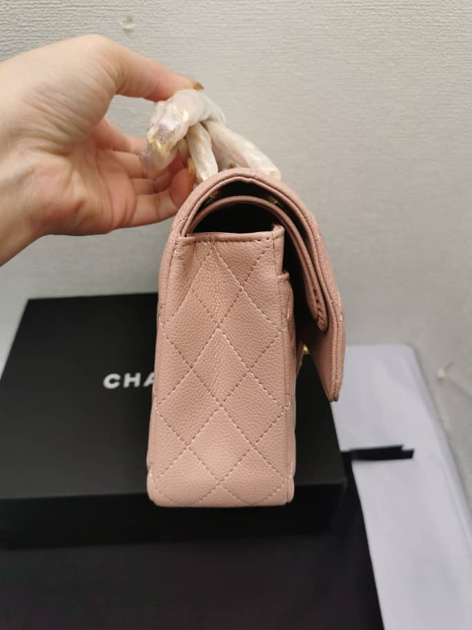 GIFT SET: CHANEL CLASSIC MEDIUM FLAP BAG PINK AND GOLD & PENDANT EARRINGS PEARLY WHITE AND PINK - Image 4