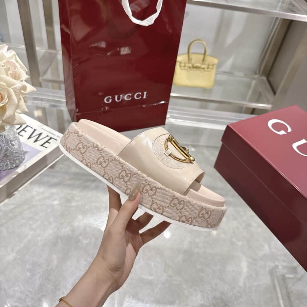 GUCCI WOMEN’S PLATFORM SLIDES WITH HORSEBIT BEIGE - Image 7