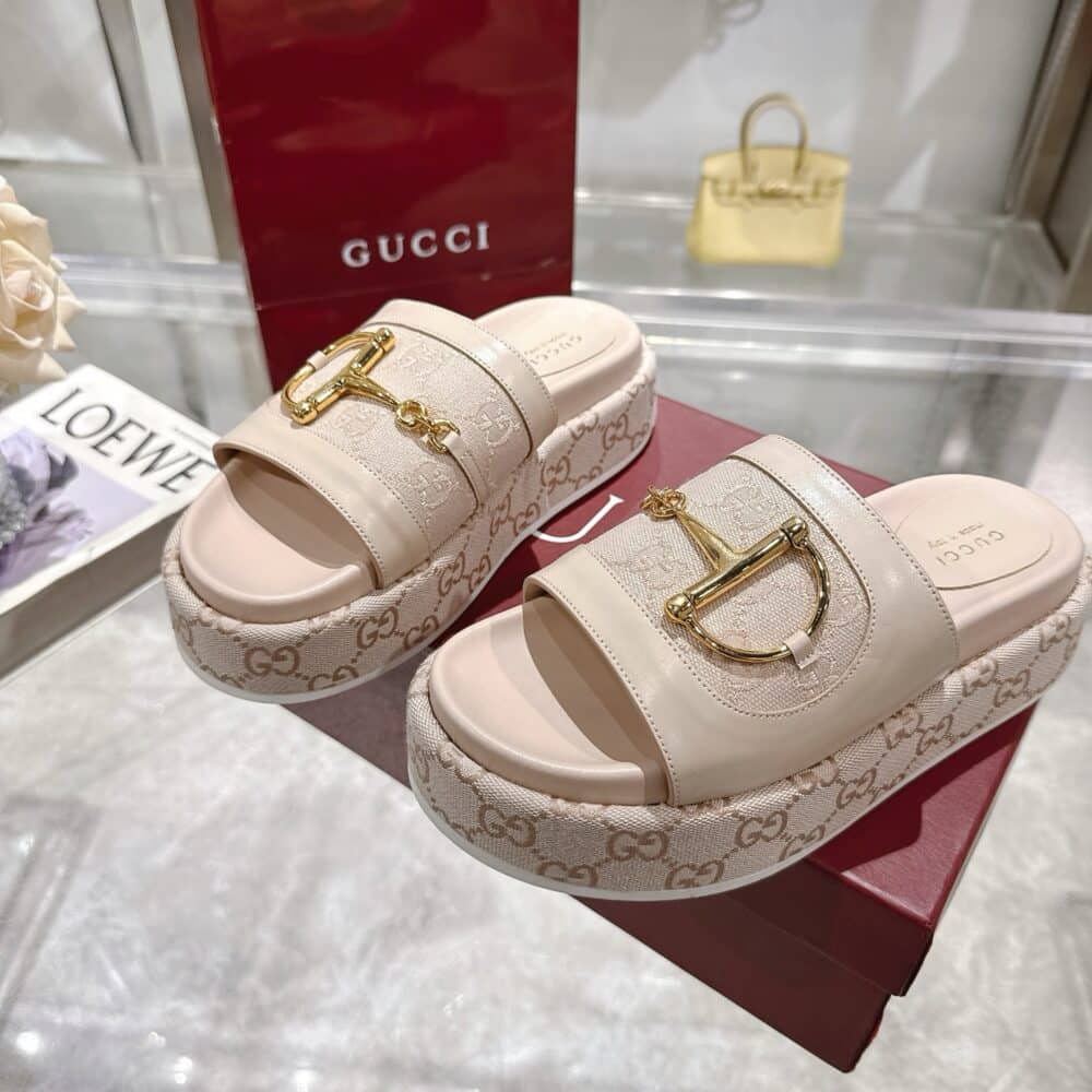 GUCCI WOMEN’S PLATFORM SLIDES WITH HORSEBIT BEIGE - Image 6