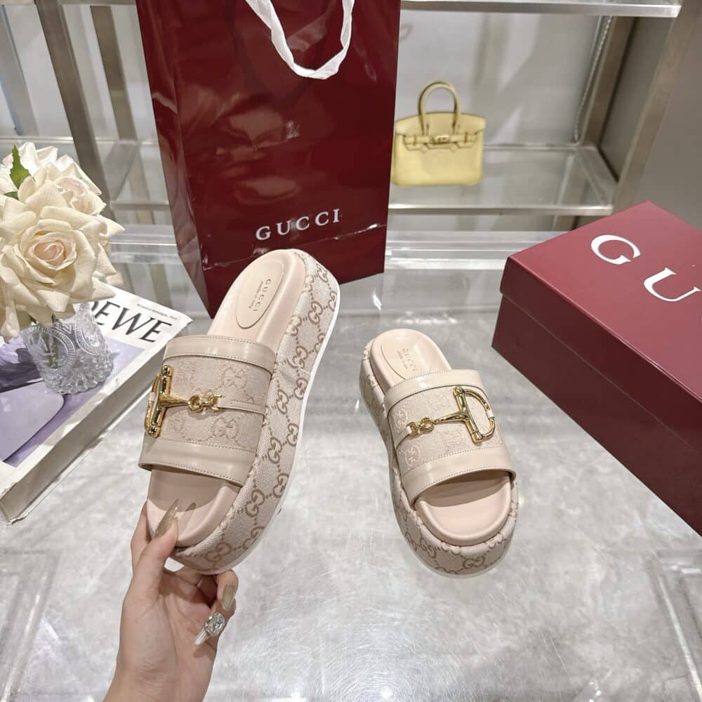 GUCCI WOMEN’S PLATFORM SLIDES WITH HORSEBIT BEIGE - Image 5