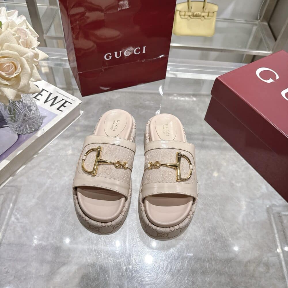 GUCCI WOMEN’S PLATFORM SLIDES WITH HORSEBIT BEIGE - Image 3