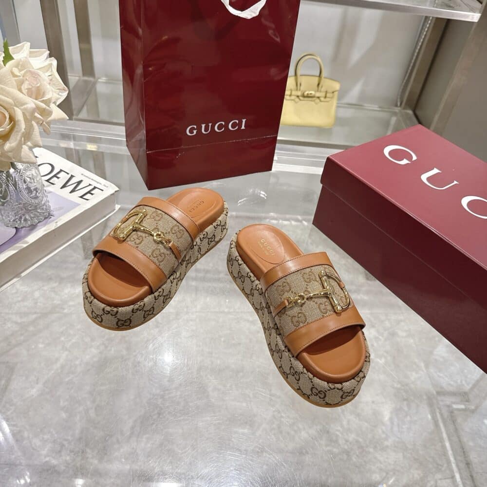 GUCCI WOMEN’S PLATFORM SLIDES WITH HORSEBIT BROWN - Image 3