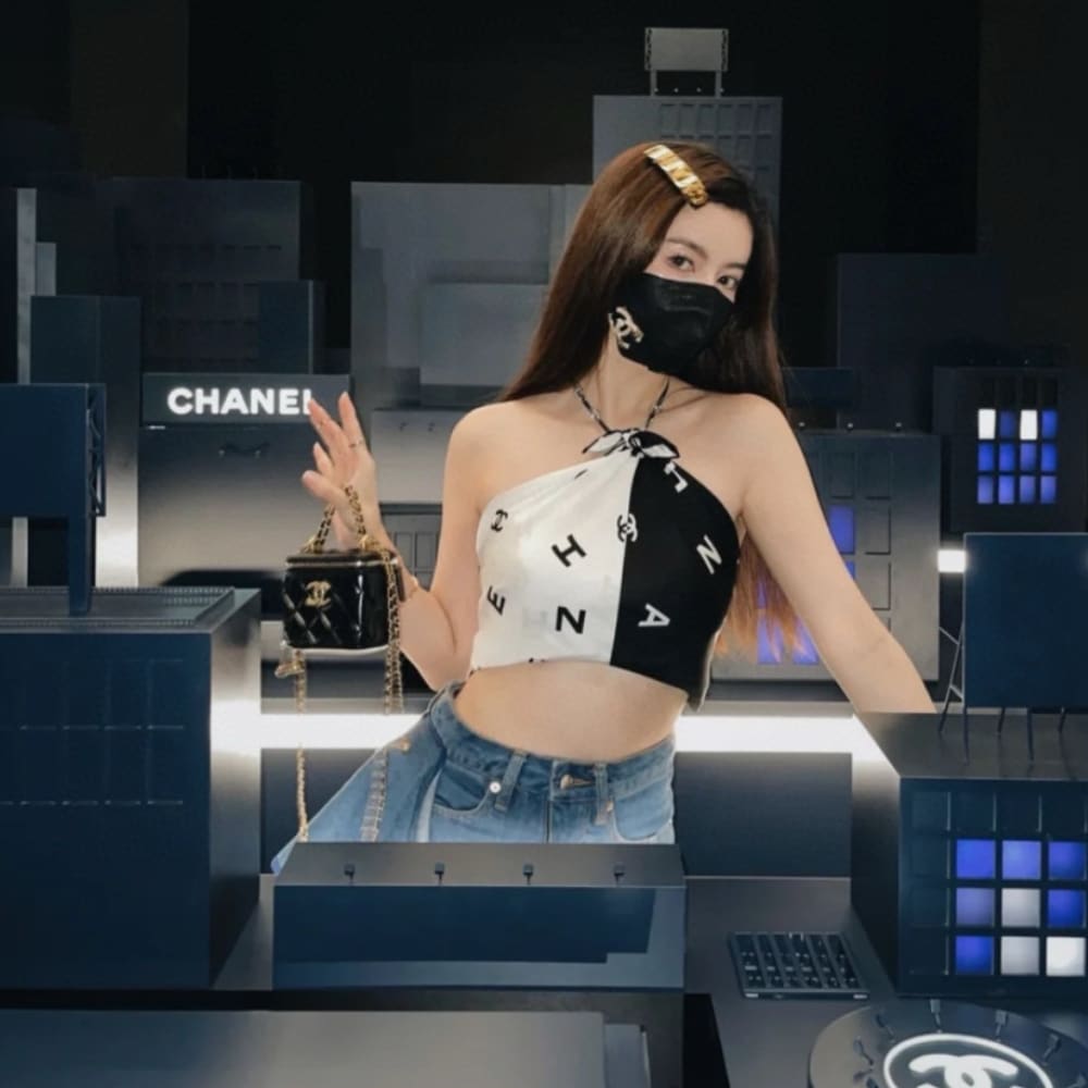 SUMMER SET: CHANEL SMALL VANITY CASE SS22 BLACK & MULTI LETTERS SQUARE SILK SCARF BLACK WHITE - Image 10