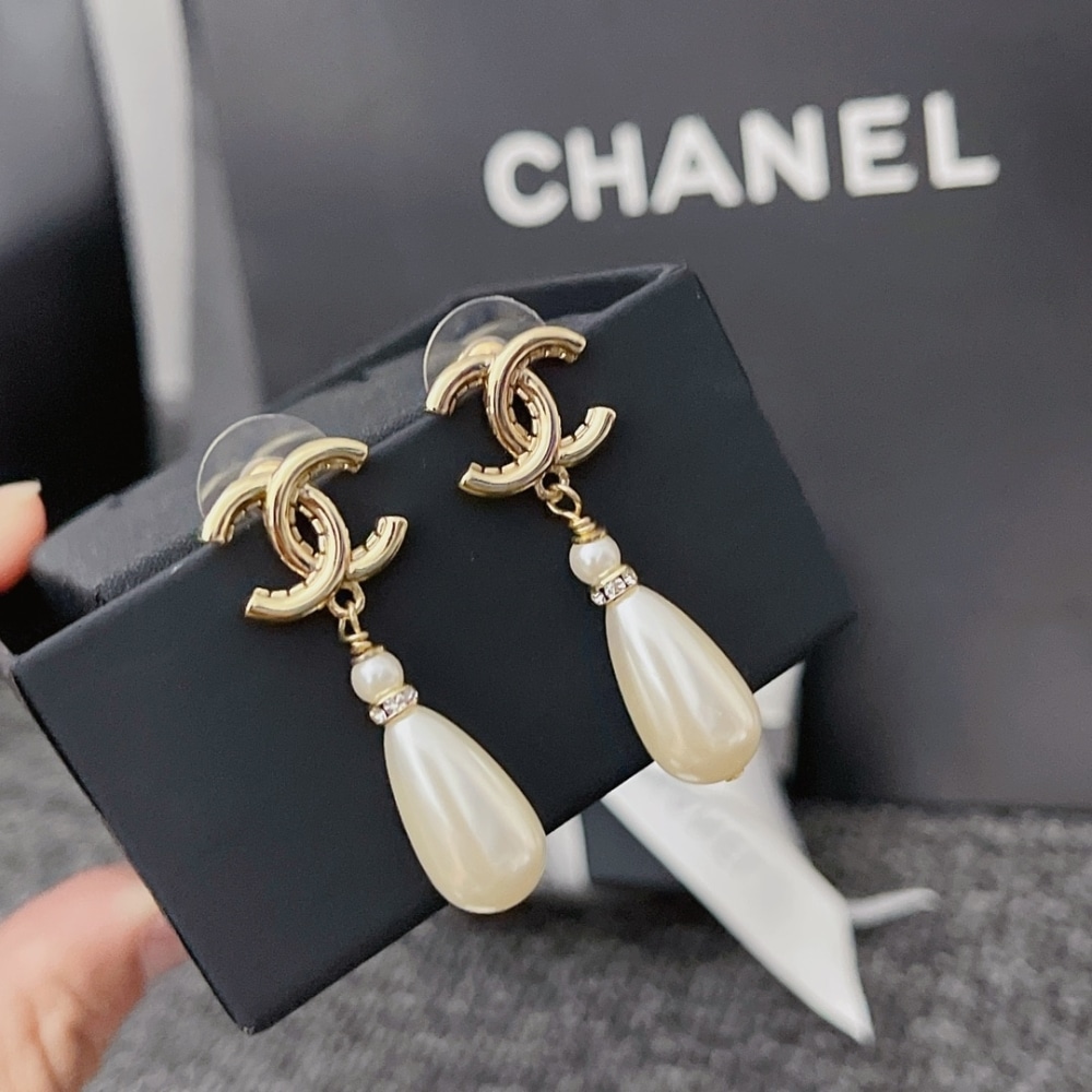 SUMMER SET: CHANEL 22 MINI HANDBAG CRYSTAL PEARLS BLACK & CC PEARL DROP EARRINGS - Image 5