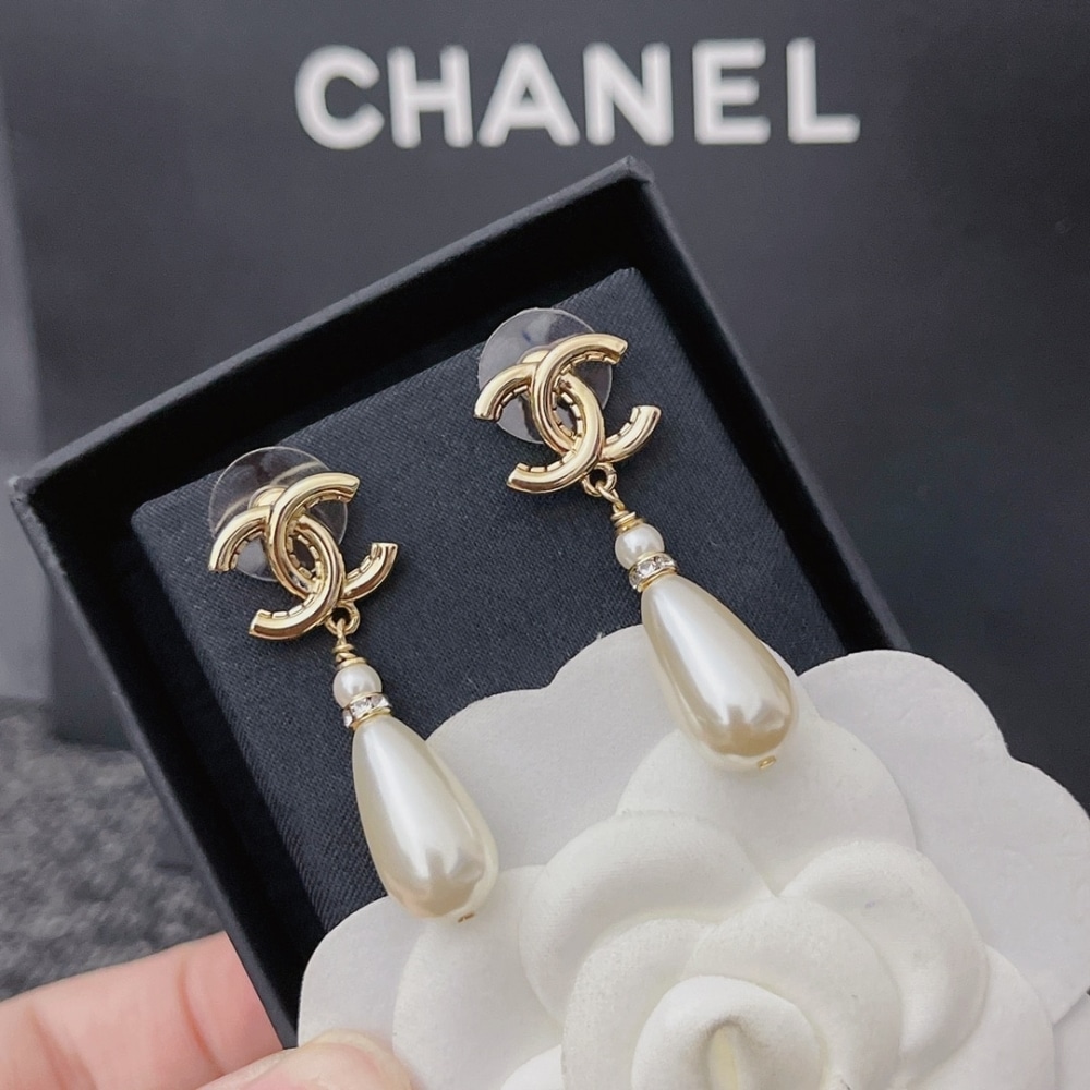 SUMMER SET: CHANEL 22 MINI HANDBAG CRYSTAL PEARLS BLACK & CC PEARL DROP EARRINGS - Image 6