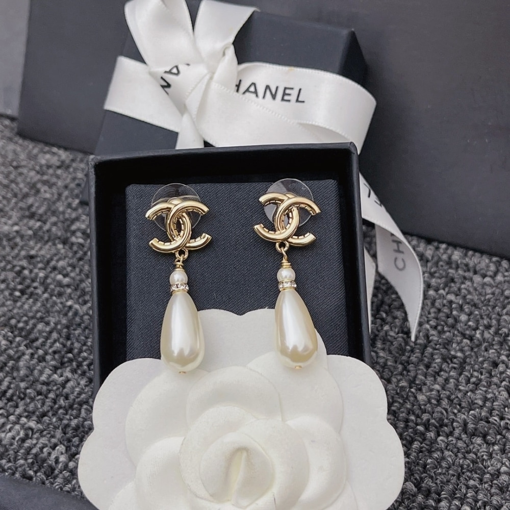 SUMMER SET: CHANEL 22 MINI HANDBAG CRYSTAL PEARLS BLACK & CC PEARL DROP EARRINGS - Image 7