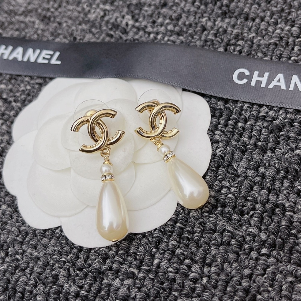 SUMMER SET: CHANEL 22 MINI HANDBAG CRYSTAL PEARLS BLACK & CC PEARL DROP EARRINGS - Image 8