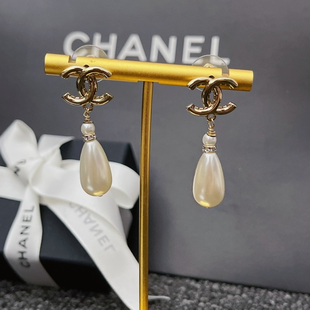 SUMMER SET: CHANEL 22 MINI HANDBAG CRYSTAL PEARLS BLACK & CC PEARL DROP EARRINGS - Image 9