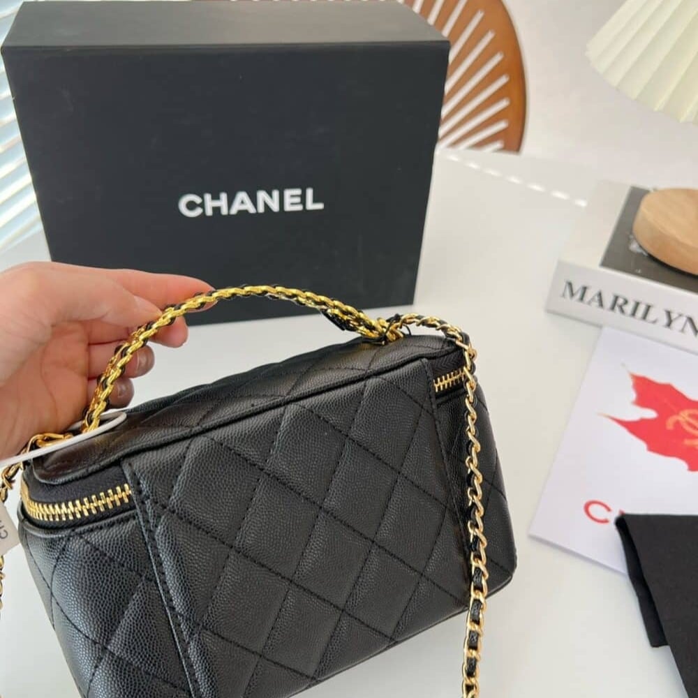 SUMMER SET: CHANEL SMALL VANITY CASE SS22 BLACK & MULTI LETTERS SQUARE SILK SCARF BLACK WHITE - Image 4