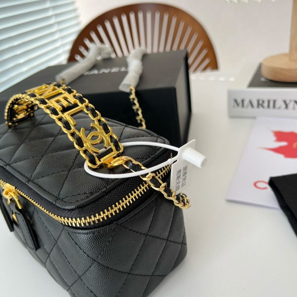 SUMMER SET: CHANEL SMALL VANITY CASE SS22 BLACK & MULTI LETTERS SQUARE SILK SCARF BLACK WHITE - Image 5