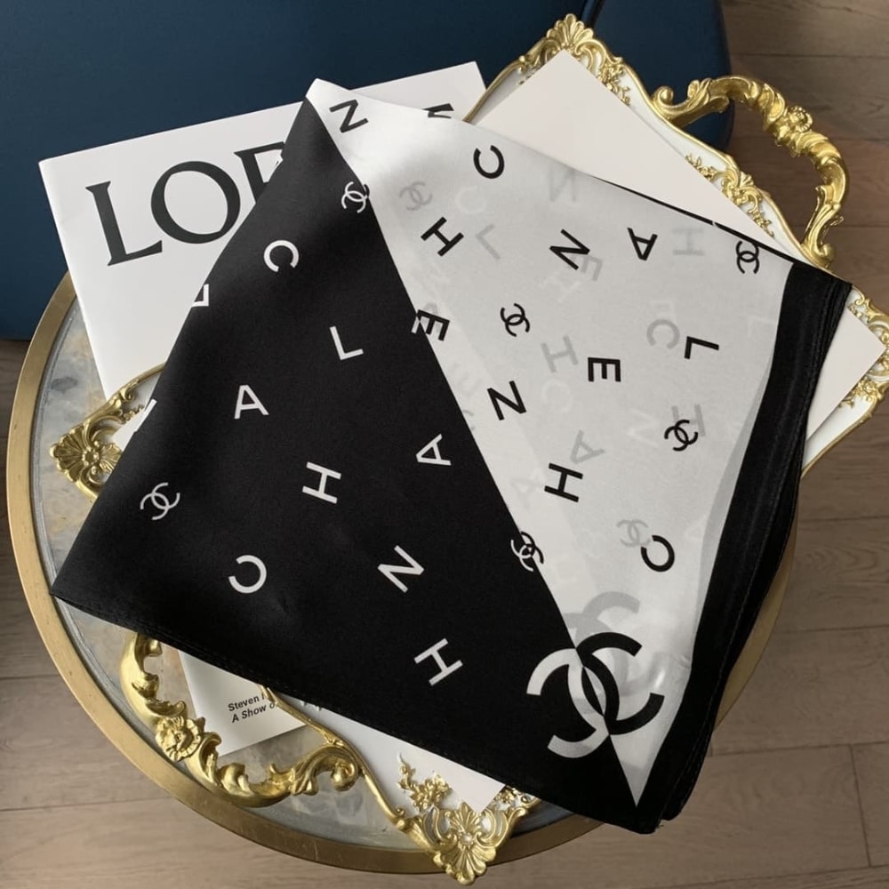 SUMMER SET: CHANEL SMALL VANITY CASE SS22 BLACK & MULTI LETTERS SQUARE SILK SCARF BLACK WHITE - Image 6