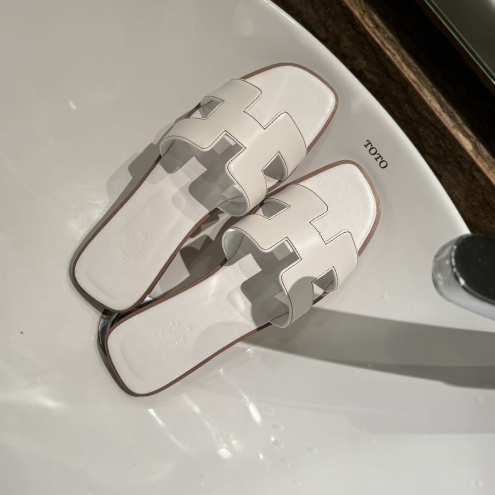 SUMMER SET: CHANEL 25 SMALL HANDBAG GRAINED AND GOLD TONE METAL WHITE 34CM & HERMES ORAN SANDAL BLANC - Image 4