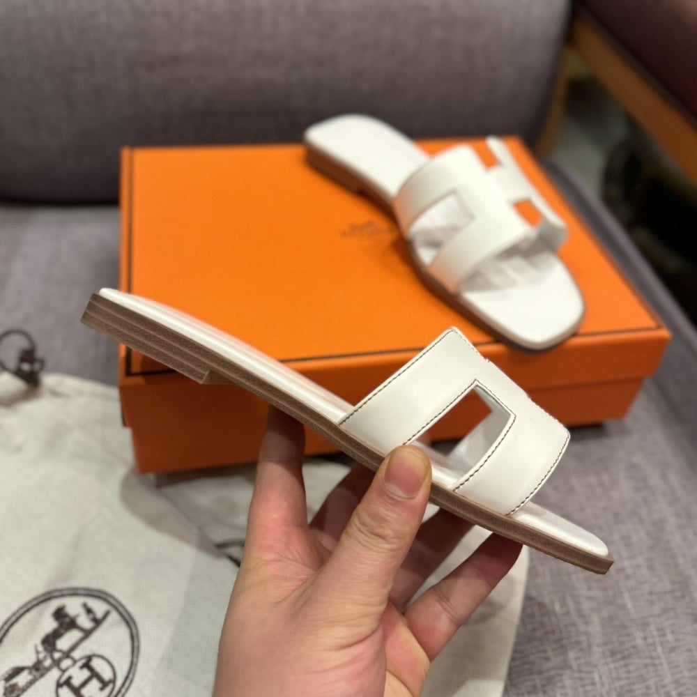 SUMMER SET: CHANEL 25 SMALL HANDBAG GRAINED AND GOLD TONE METAL WHITE 34CM & HERMES ORAN SANDAL BLANC - Image 5