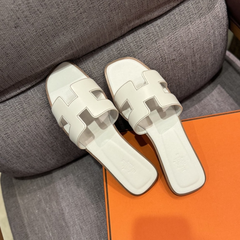 SUMMER SET: CHANEL 25 SMALL HANDBAG GRAINED AND GOLD TONE METAL WHITE 34CM & HERMES ORAN SANDAL BLANC - Image 3