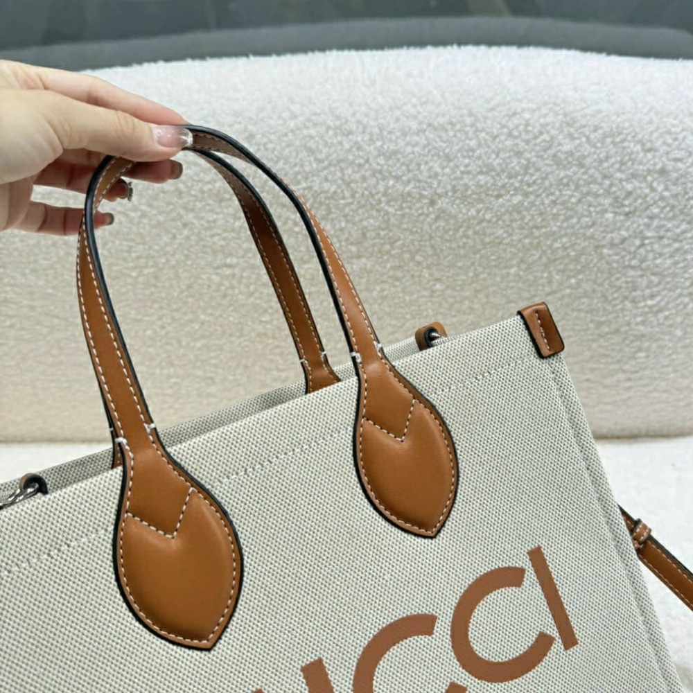 SUMMER SET: GUCCI MEDIUM TOTE BAG WITH GUCCI PRINT BEIGE 28CM & ARNAUD BOB REVERSIBLE BUCKET HAT BEIGE - Image 6