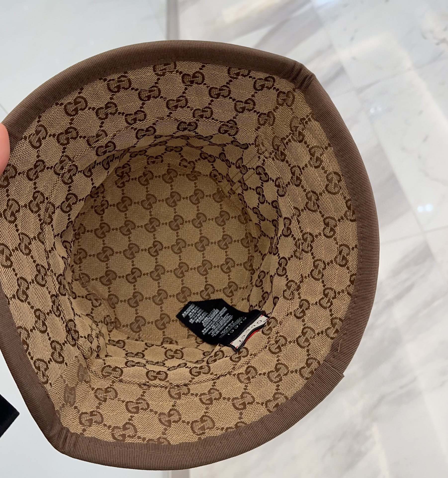 SUMMER SET: GUCCI MEDIUM TOTE BAG WITH GUCCI PRINT BEIGE 28CM & ARNAUD BOB REVERSIBLE BUCKET HAT BEIGE - Image 11