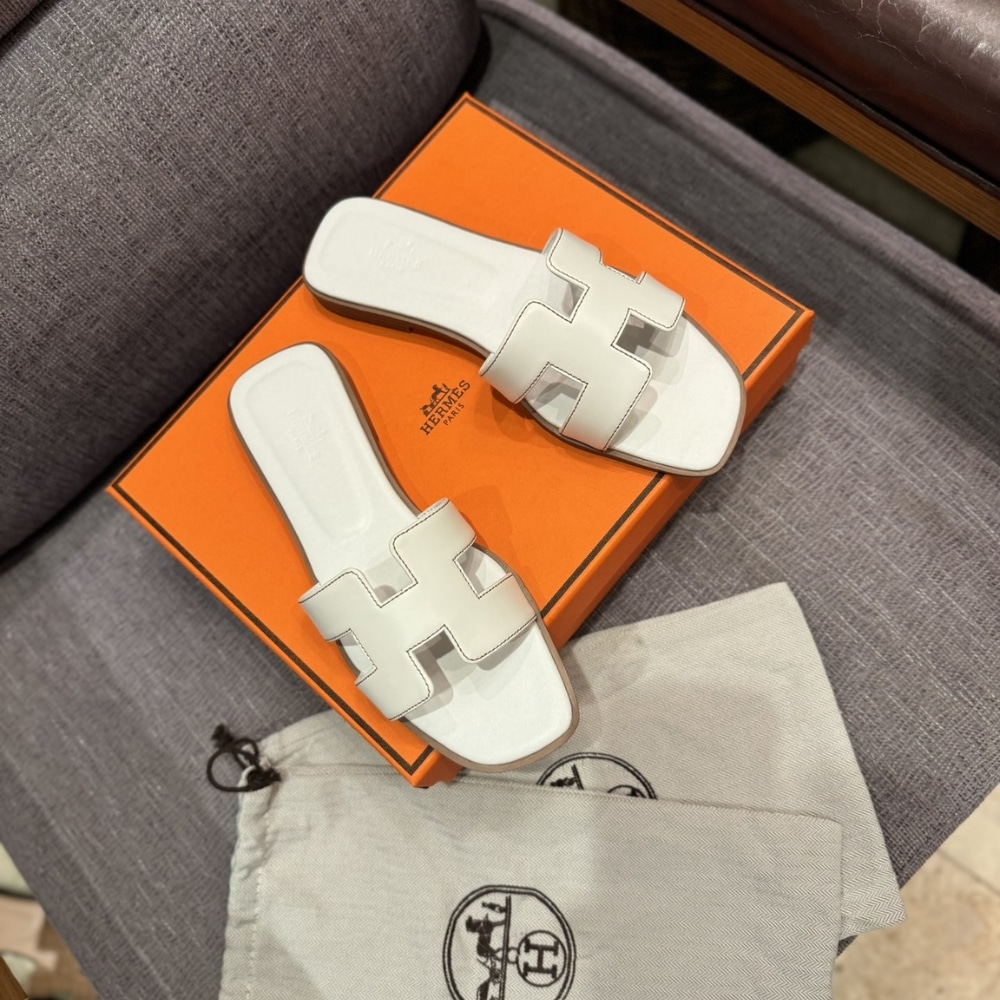 SUMMER SET: CHANEL 25 SMALL HANDBAG GRAINED AND GOLD TONE METAL WHITE 34CM & HERMES ORAN SANDAL BLANC - Image 6