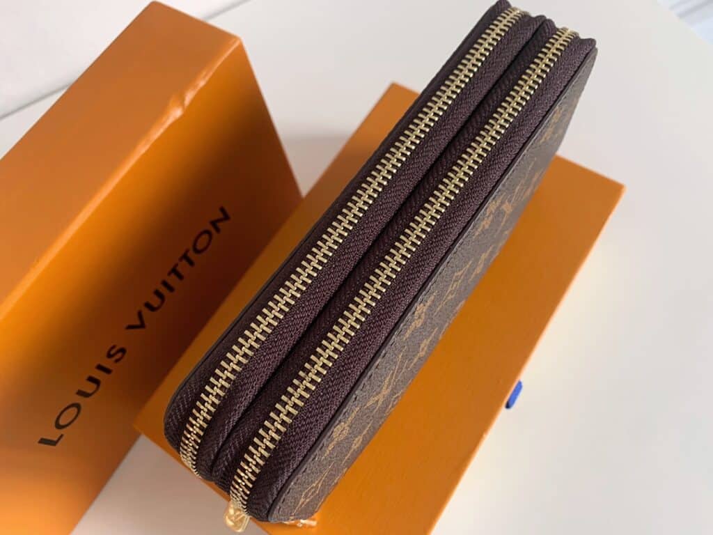 ICONIC SET: LOUIS VUITTON MULTI POCHETTE ACCESSOIRES & LONG DOUBLE ZIPPER WALLET - Image 9