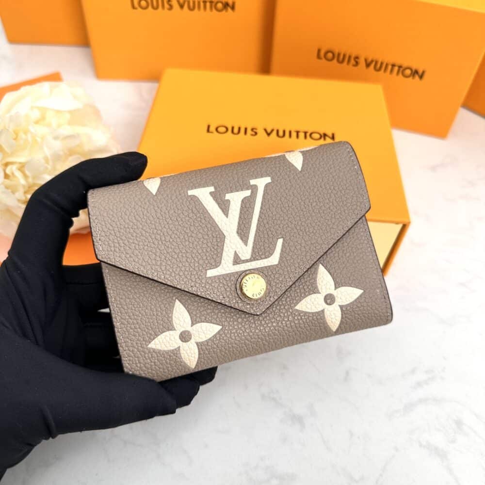 ICONIC SET: LOUIS VUITTON ONTHEGO PM & VICTORINE WALLET - Image 7