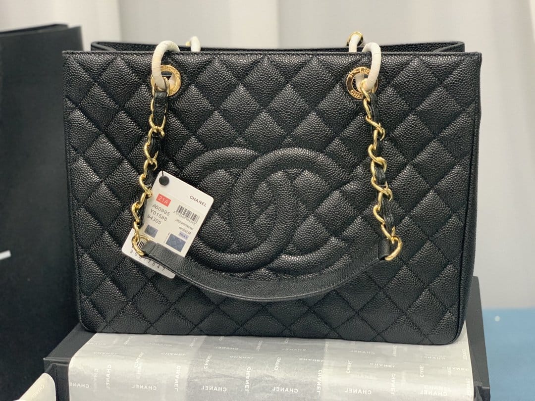 ICONIC SET: CHANEL BOLSA GRAND TOTE & LONG FLAP WALLET - Image 2