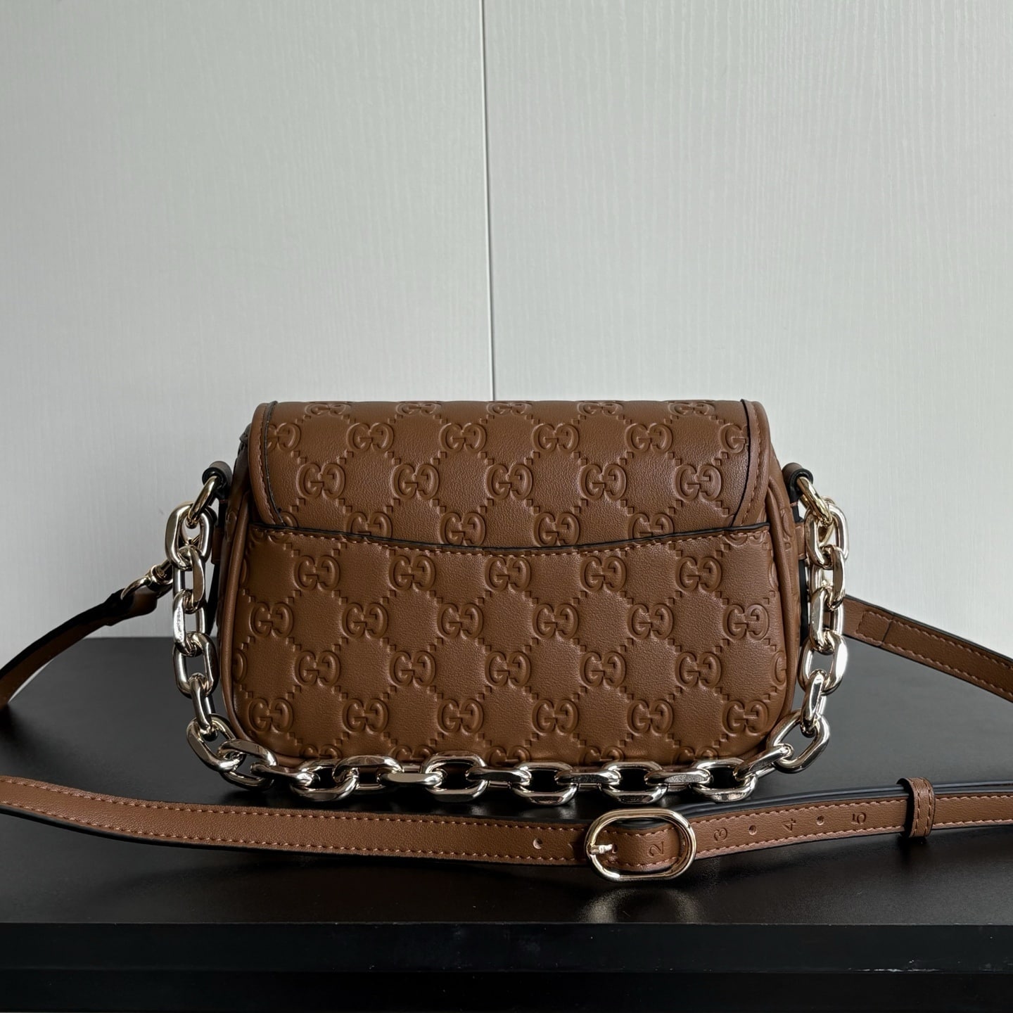 GUCCI GG EMBLEM SMALL SHOULDER BAG BROWN 20CM - Image 5
