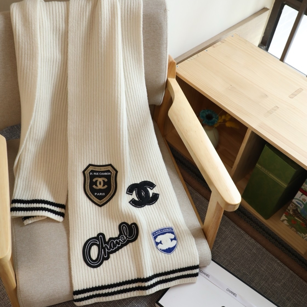 Alternative view of CHANEL 24B CASHMERE KNITTED BADGE SCARF WHITE 180CM