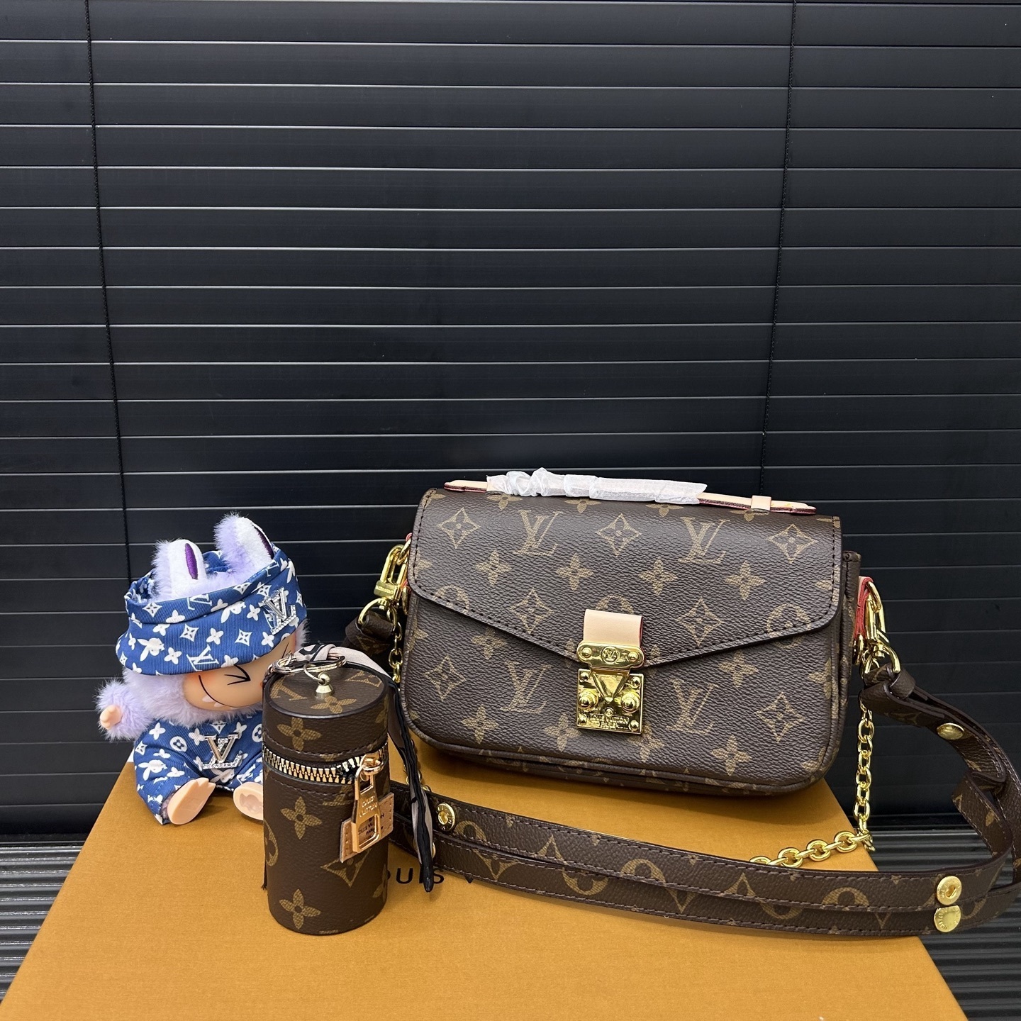 GIFT SET: LOUIS VUITTON POCHETTE MÉTIS EAST WEST BROWN WITH MINI KEYCHAIN & LABUBU ACCESSORIES - Image 4