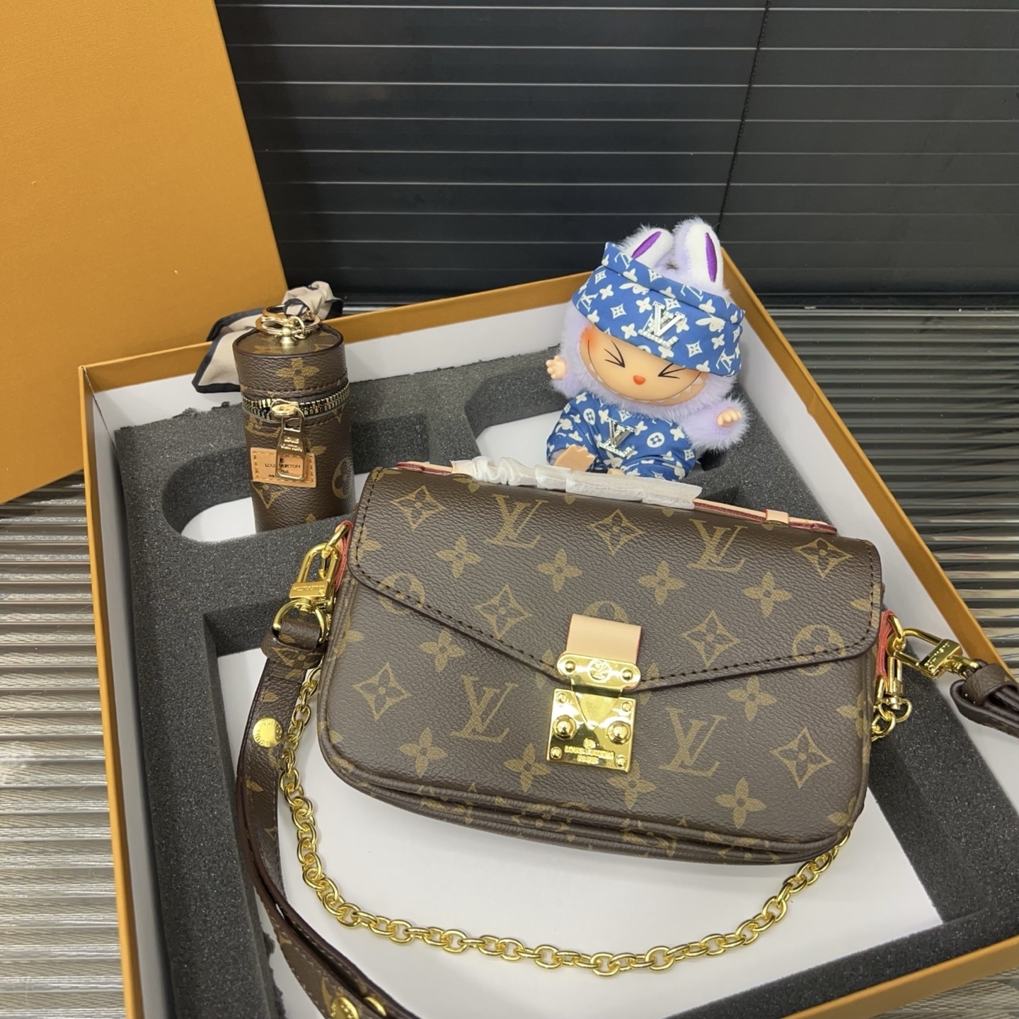 GIFT SET: LOUIS VUITTON POCHETTE MÉTIS EAST WEST BROWN WITH MINI KEYCHAIN & LABUBU ACCESSORIES - Image 3