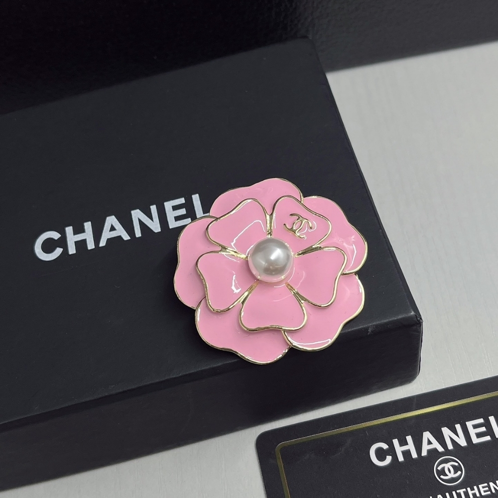 Alternative view of CHANEL BROOCH METAL AND RESIN GOLD WITH PINK PEARLY WHITE