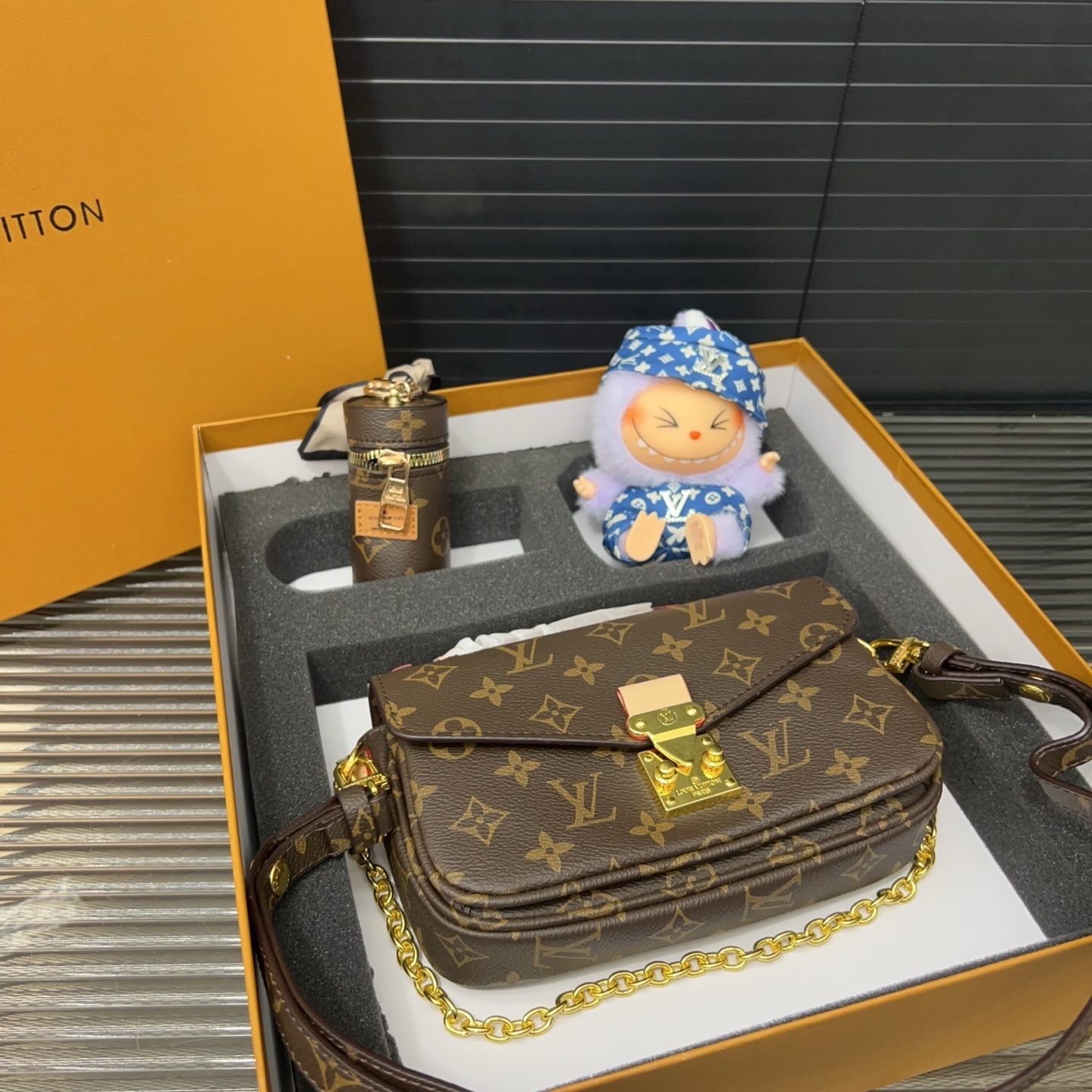 GIFT SET: LOUIS VUITTON POCHETTE MÉTIS EAST WEST BROWN WITH MINI KEYCHAIN & LABUBU ACCESSORIES - Image 2