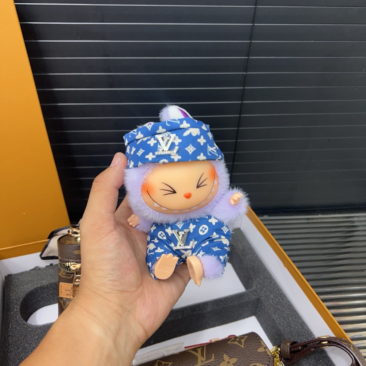 GIFT SET: LOUIS VUITTON POCHETTE MÉTIS EAST WEST BROWN WITH MINI KEYCHAIN & LABUBU ACCESSORIES - Image 6