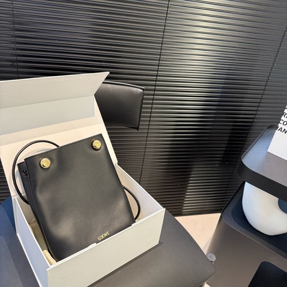 Alternative view of LOEWE PEBBLE POUCH BLACK 22CM CANBSPPX01 1100