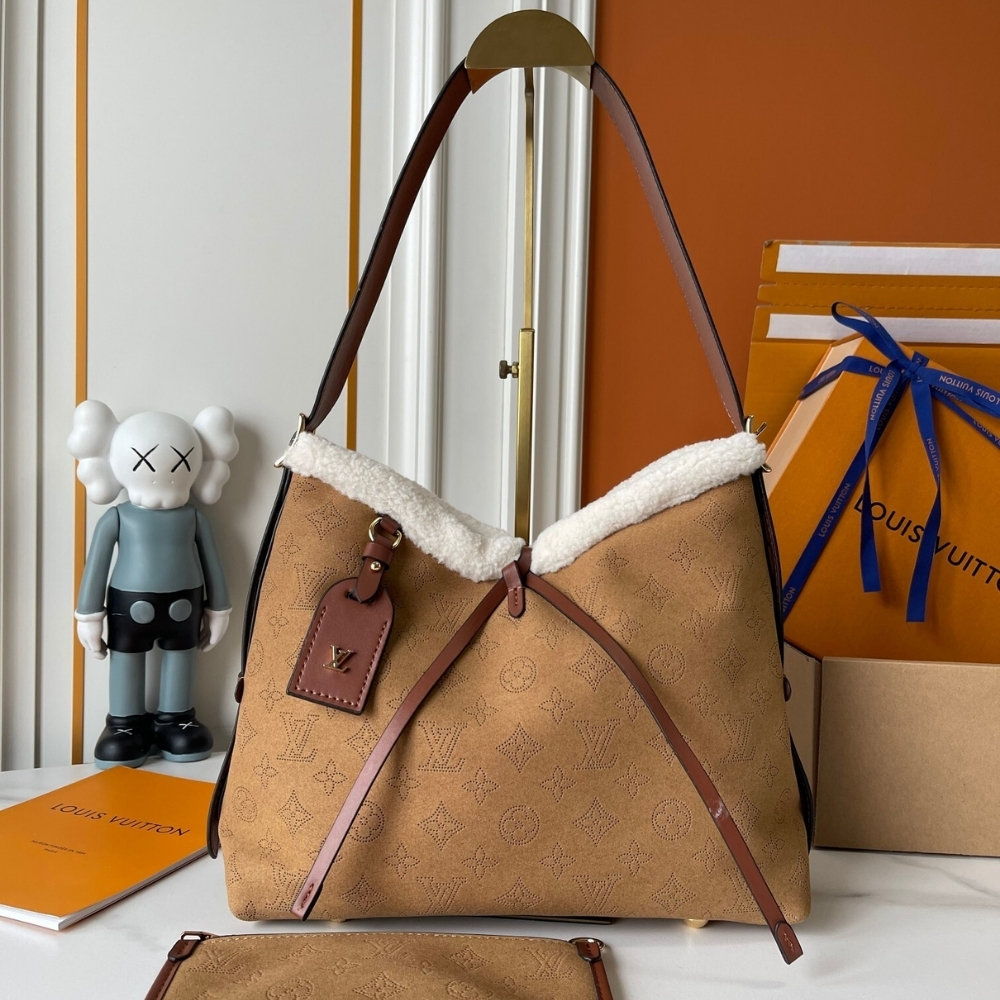 Alternative view of LOUIS VUITTON CARRYALL PM MAHINA 29CM M11843