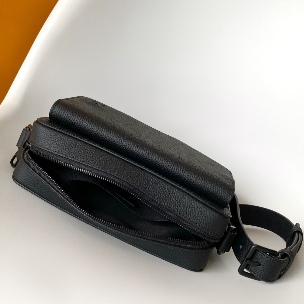 LOUIS VUITTON BOARDING MESSENGER BLACK 24CM M15265 - Image 9