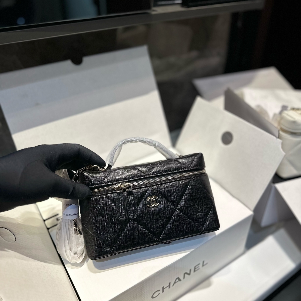 Alternative view of CHANEL LONG VANITY WITH CHAIN GRAINED SHINY AND GOLDCTONE METAL BLACK 19CM AP4933 B22105 94305