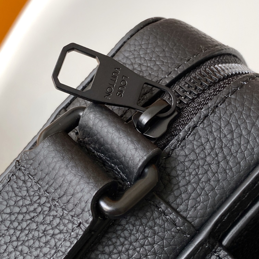 LOUIS VUITTON BOARDING MESSENGER BLACK 24CM M15265 - Image 6