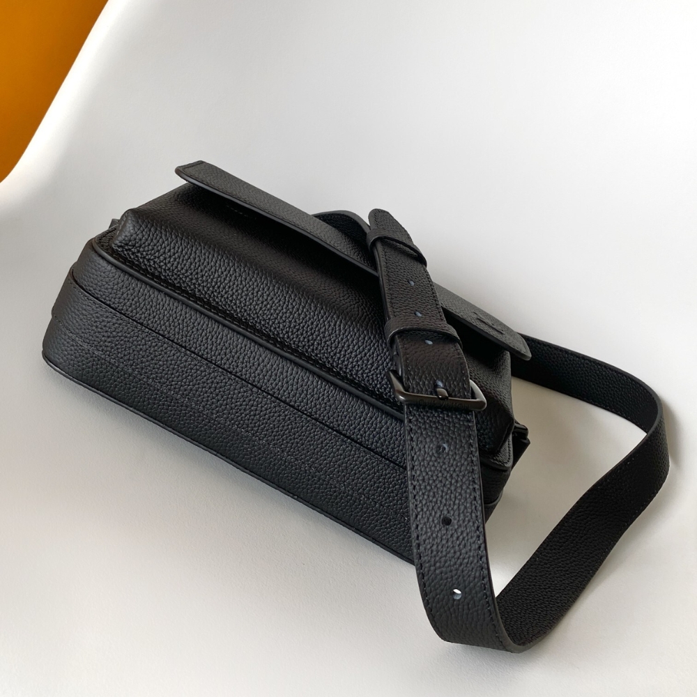 LOUIS VUITTON BOARDING MESSENGER BLACK 24CM M15265 - Image 5