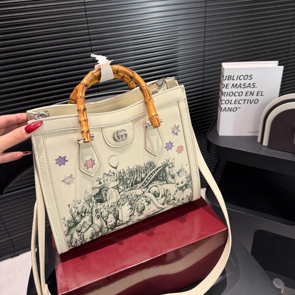Alternative view of GUCCI YUKO HIGUCHI DIANA MEDIUM TOTE BAG WHITE 27CM 853226 AAGEU 1709
