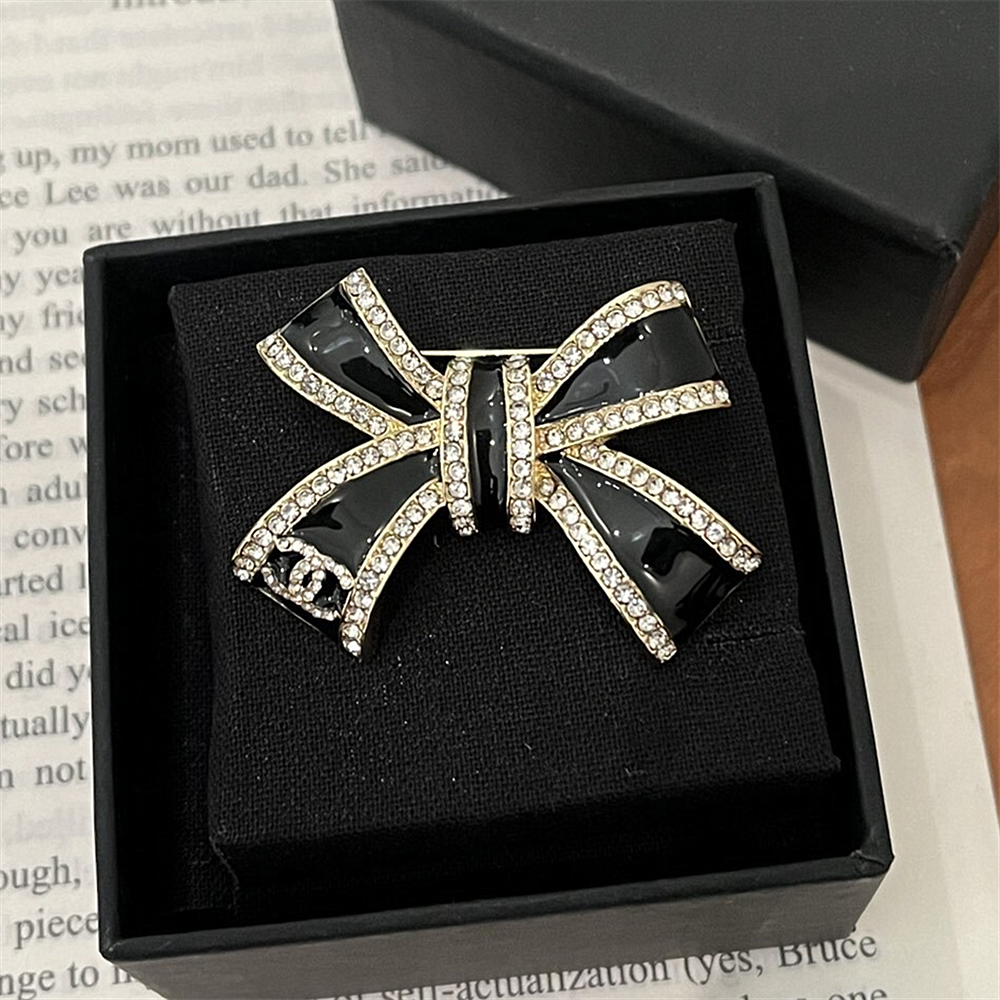 Alternative view of CHANEL BROOCH METAL RESIN AND STRASS GOLD ABG399 B21903 U3573