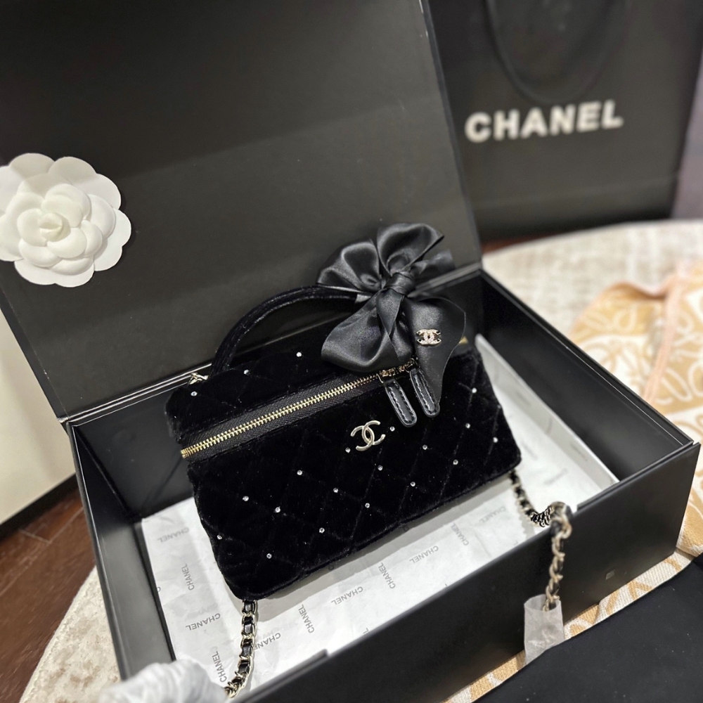 Alternative view of CHANEL VANITY WITH CHAIN VELVET DIAMANTE AND GOLD TONE METAL BLACK 19CM AP4860 B17652 94305