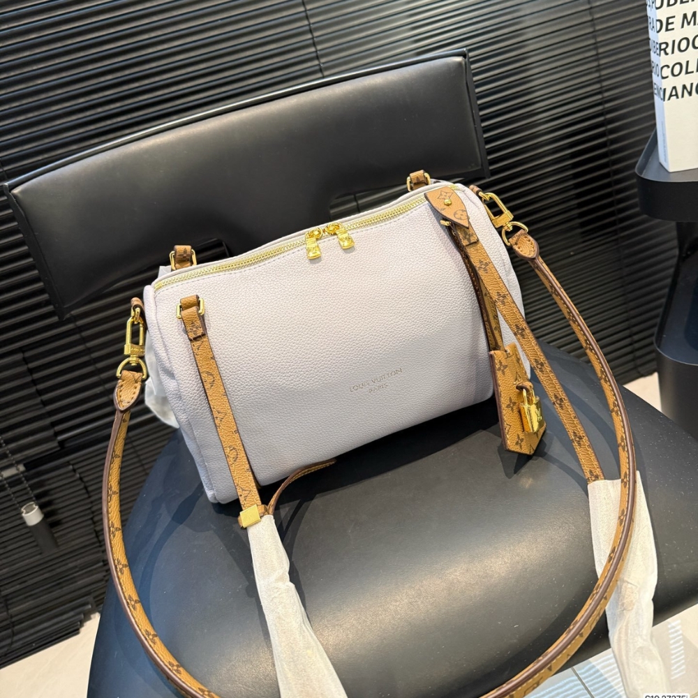 Alternative view of Louis Vuitton Express PM White 26Cm