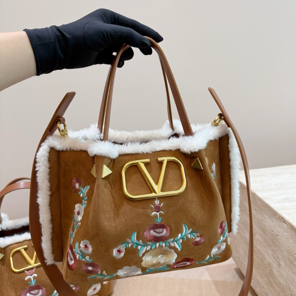 Alternative view of Valentino Garavani Medium Shopping Bag In Embroidered Suede With Lining 35cm 7W0B0R44JYI A8F