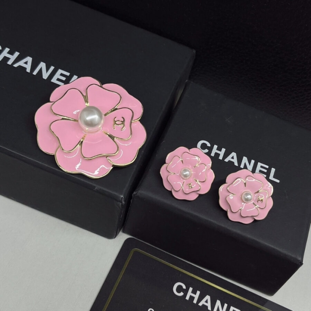 Gift Set: Chanel Classic Medium Flap Bag With Silver Hardware Dark Pink 25cm And Brooch Metal And Resin Gold With Pink Pearly White - Image 7