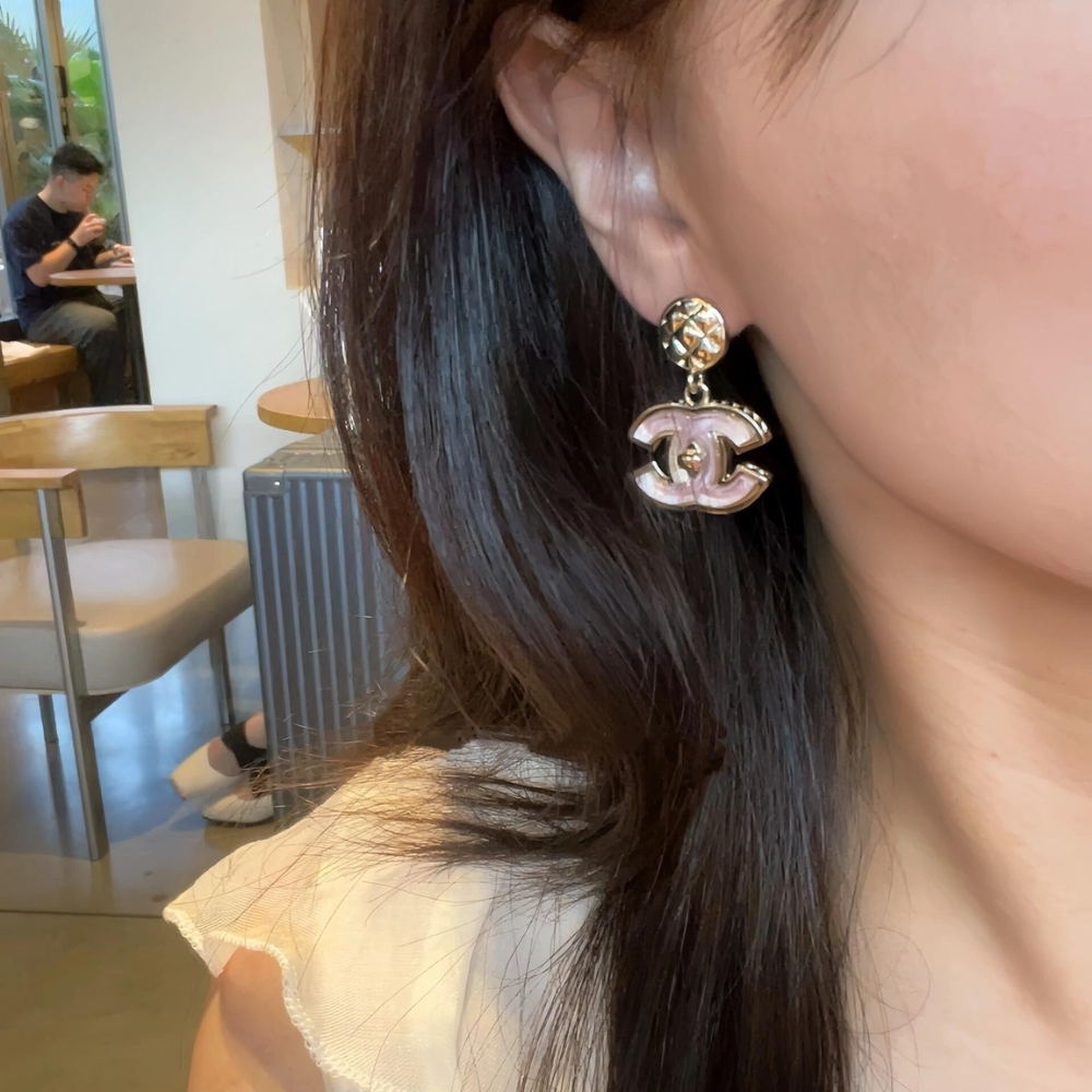 Alternative view of Gift Set: Chanel 25 Small Handbag Grained And Gold Tone Metal Light Pink 26Cm AS5293 B20304 NAGEO With Large Enamel Cc Dangle Earrings Light Pink