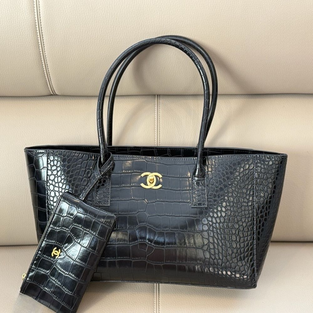 Alternative view of Chanel Executive Cerf Tote Black 35Cm