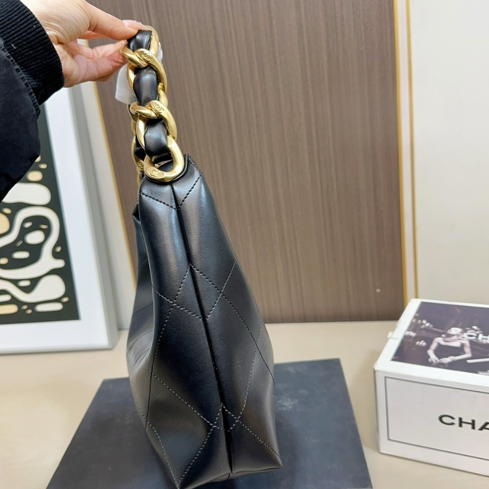 Chanel Hobo Handbag Shiny And Gold Tone Metal Black 24Cm - Image 4