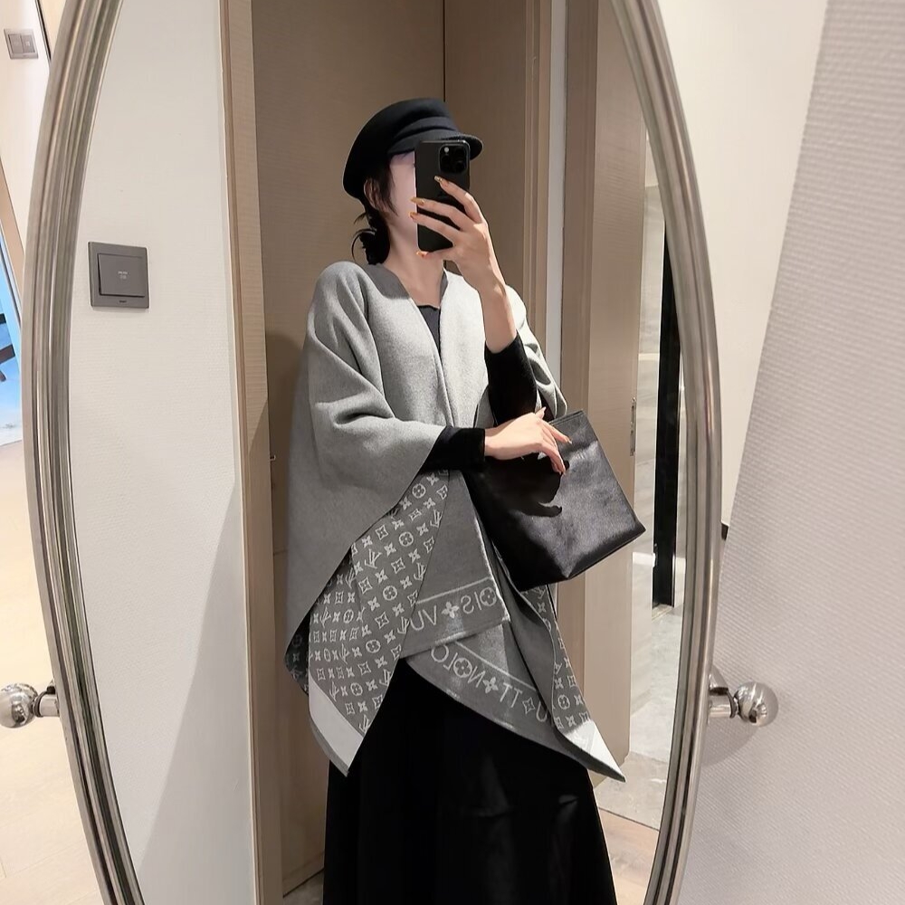 Louis Vuitton Monogram Cape Grey And White - Image 7